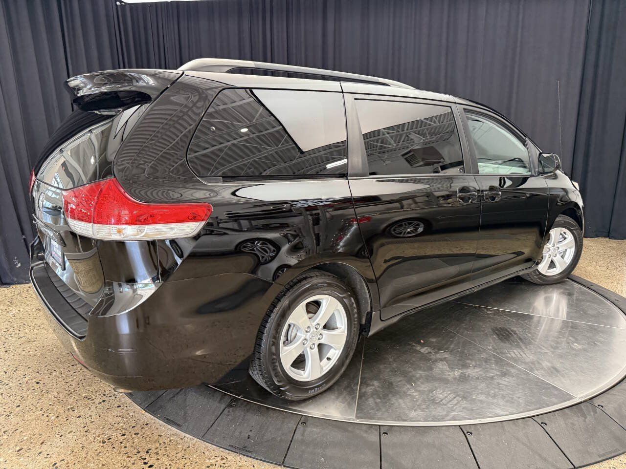 Used 2011 Toyota Sienna LE w/ Towing Pkg FWD image 9