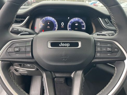 Used 2023 Jeep Grand Cherokee Altitude image 11