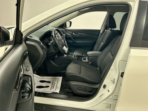 Used 2018 Nissan Rogue SV image 9