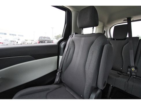 Used 2024 Kia Carnival LX FWD image 14