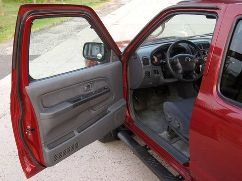 Used 2004 Nissan Frontier XE w/ (PWR) XE Pwr Pkg AWD/4WD image 17