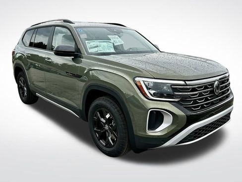 Used 2025 Volkswagen Atlas Peak Edition SE image 2