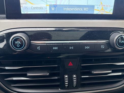 Used 2020 Ford Escape SE image 12