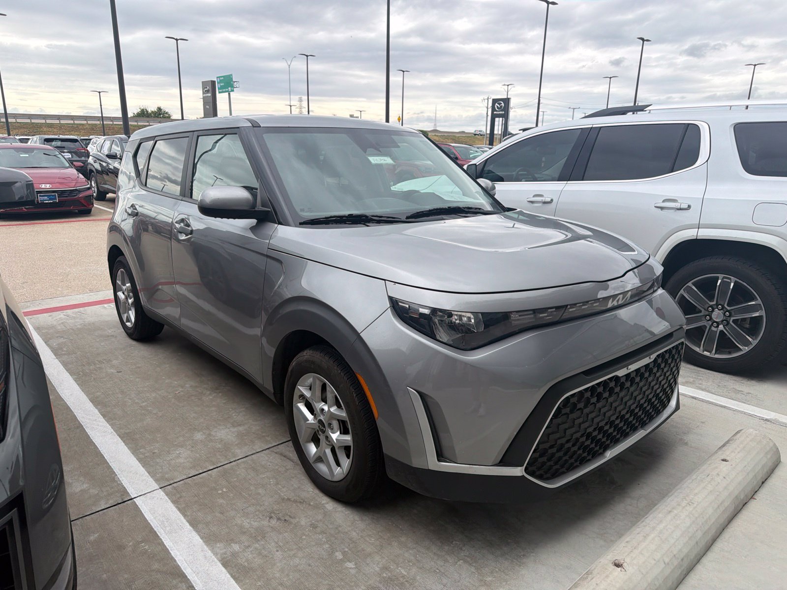 Used 2024 Kia Soul LX w/ Option Group 015 FWD image 3