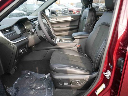 New 2025 Jeep Grand Cherokee Altitude image 27