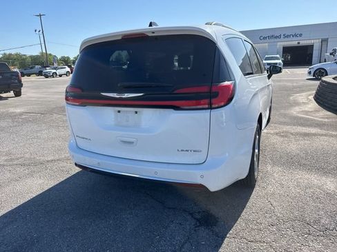 Used 2023 Chrysler Pacifica Limited FWD image 10