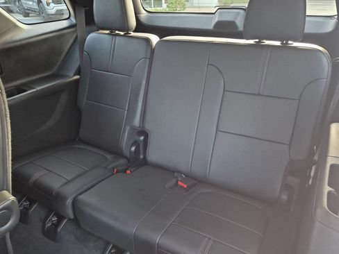 Used 2023 Chevrolet Traverse RS FWD image 22