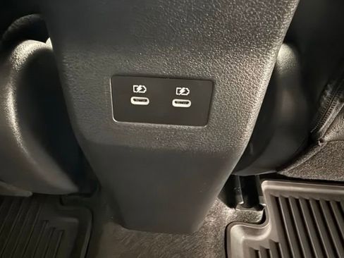 Used 2025 Nissan Kicks SR image 12