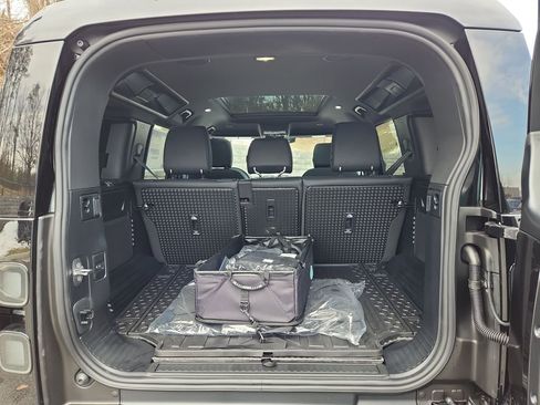 New 2026 Land Rover Defender 110 X-Dynamic SE image 13
