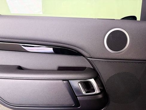 Used 2025 Land Rover Discovery S image 31