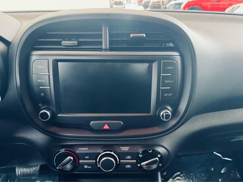Used 2023 Kia Soul LX w/ LX Technology Package FWD image 22