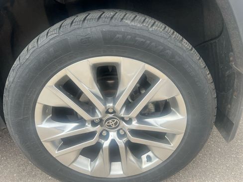 Used 2021 Toyota RAV4 XLE Premium AWD/4WD image 5