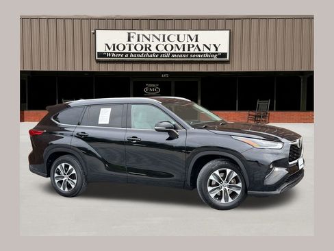 Used 2021 Toyota Highlander XLE FWD image 1