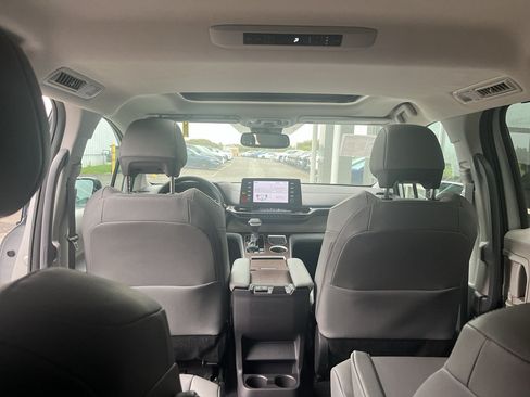 Used 2022 Toyota Sienna XLE AWD/4WD image 13