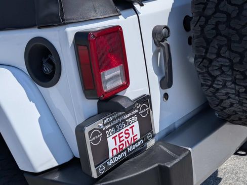 Used 2017 Jeep Wrangler Unlimited Sahara w/ Dual Top Group AWD/4WD image 10