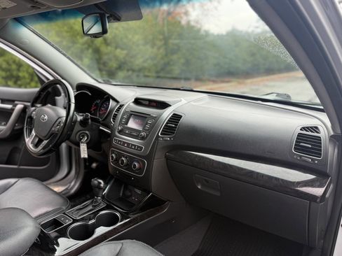 Used 2015 Kia Sorento LX image 13