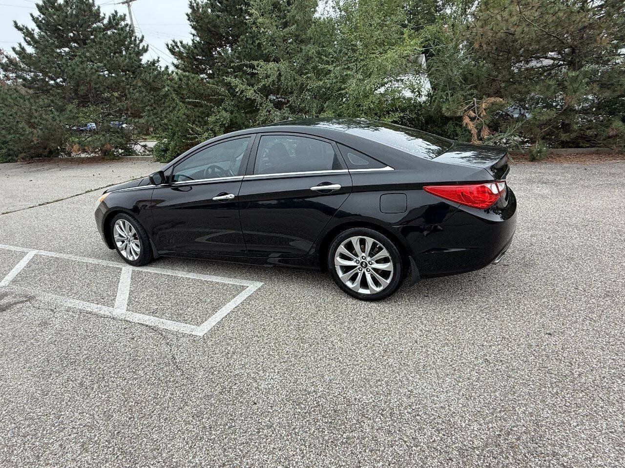 Used 2012 Hyundai Sonata SE w/ Navigation & Sunroof Pkg FWD image 2