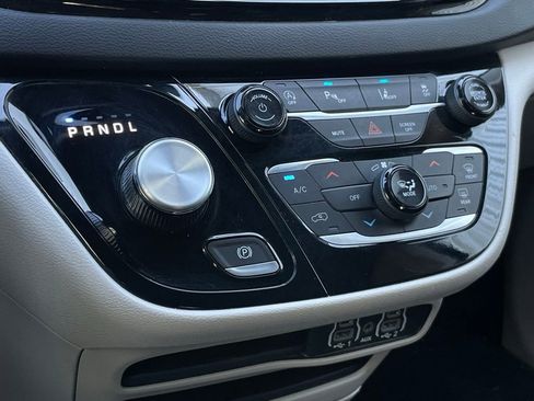 Used 2023 Chrysler Pacifica Touring-L image 19