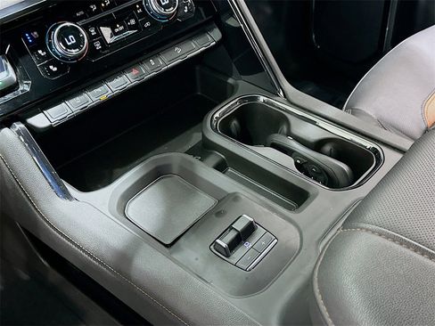 Used 2024 GMC Sierra 2500 AT4 w/ AT4 Premium Plus Package image 17