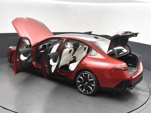 Certified 2025 BMW 530i w/ M Sport Package RWD image 2