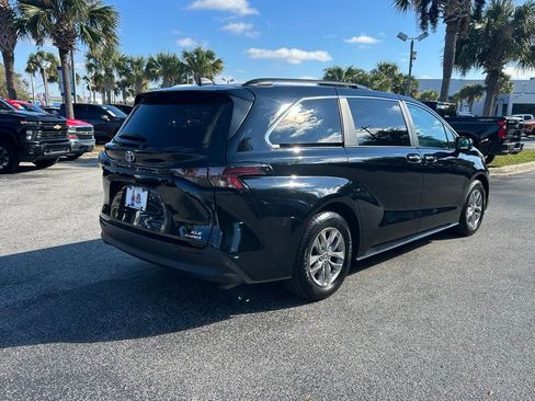 Used 2024 Toyota Sienna XLE image 7