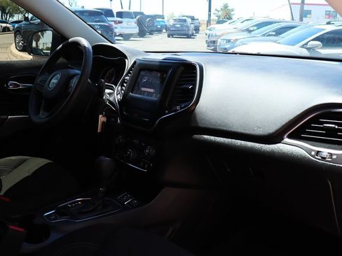 Used 2020 Jeep Cherokee Latitude FWD image 35