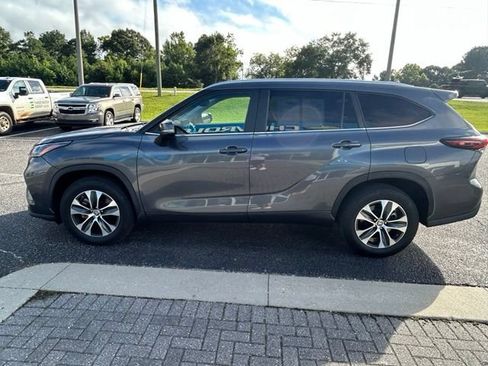 Used 2024 Toyota Highlander XLE FWD image 5