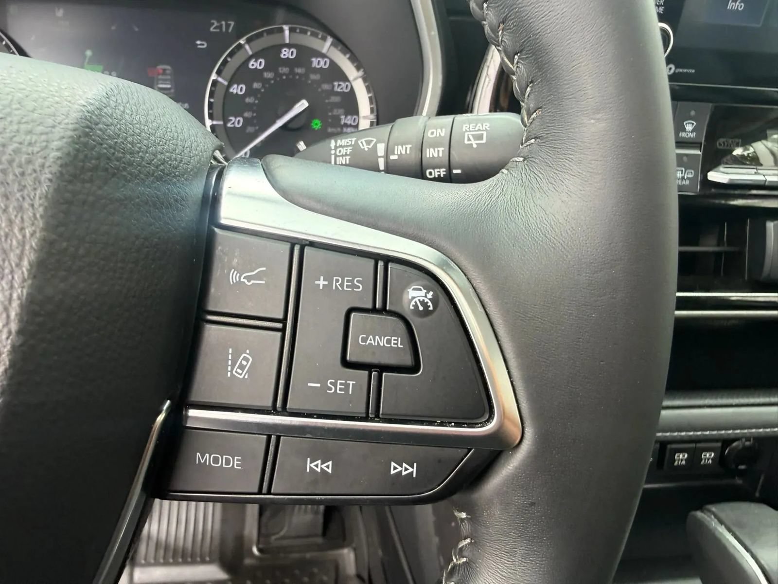 Used 2021 Toyota Highlander XLE AWD/4WD image 19
