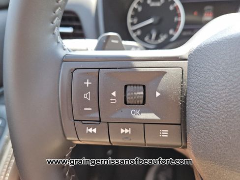 Used 2025 Nissan Rogue SV FWD image 12