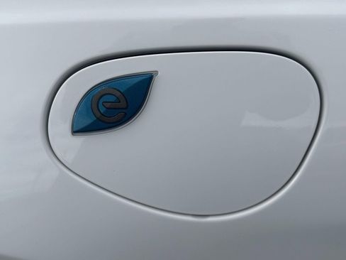 Used 2024 Chrysler Pacifica Select image 54