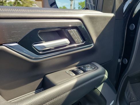 Used 2025 GMC Yukon Denali AWD/4WD image 18