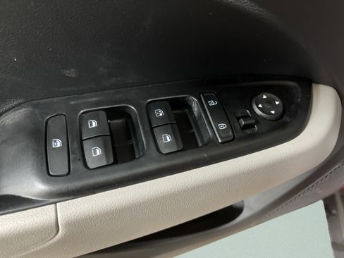 Used 2024 Hyundai Venue SEL image 15