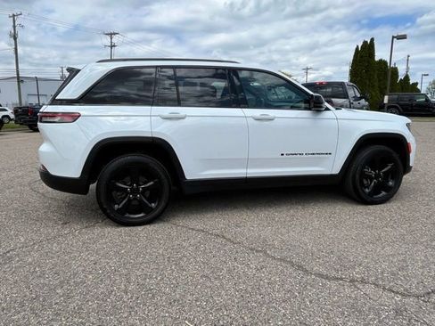 Used 2023 Jeep Grand Cherokee Altitude AWD/4WD image 6