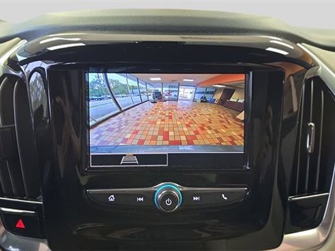 Used 2023 Chevrolet Traverse LS w/ Safety Package image 21