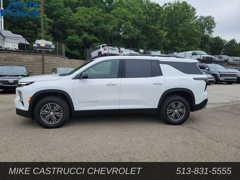 Used 2026 Chevrolet Traverse LT AWD/4WD image 2