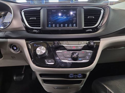 Used 2021 Chrysler Voyager Lxi image 17