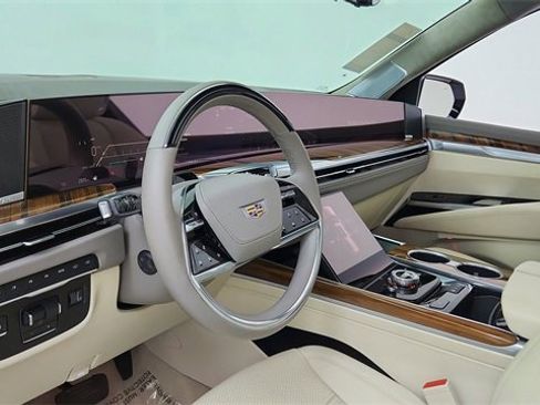Used 2025 Cadillac Escalade ESV Premium Luxury Platinum image 18