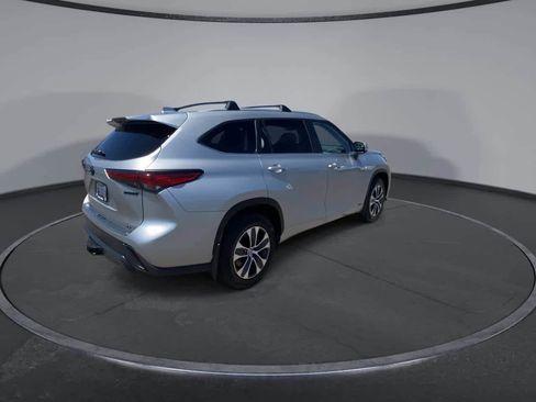 Used 2023 Toyota Highlander XLE AWD/4WD image 8
