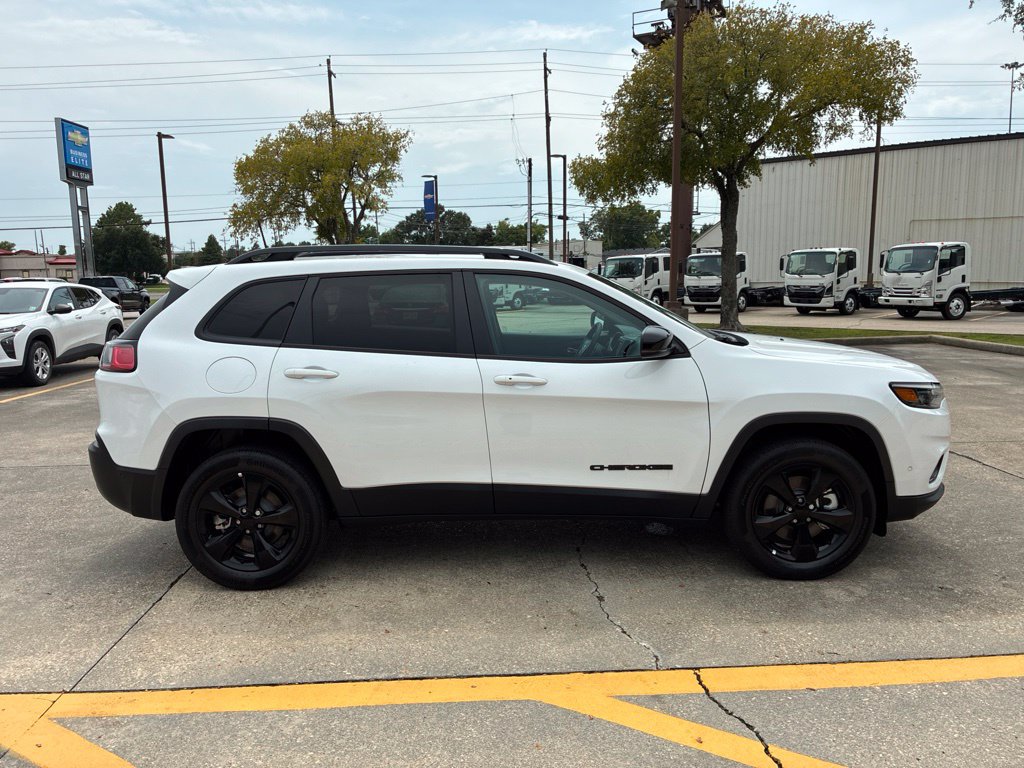 Used 2023 Jeep Cherokee Altitude Lux w/ Mopar Interior Package AWD/4WD image 4