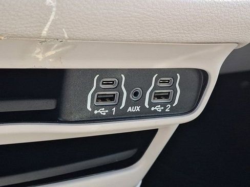 Used 2023 Chrysler Pacifica Touring-L image 29