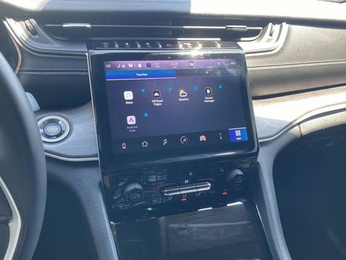 Used 2023 Jeep Grand Cherokee Limited w/ Black Appearance Package image 32