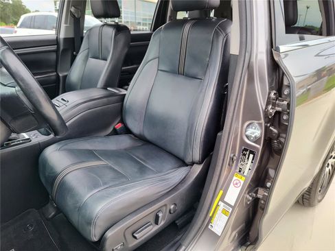 Used 2017 Toyota Highlander SE image 18