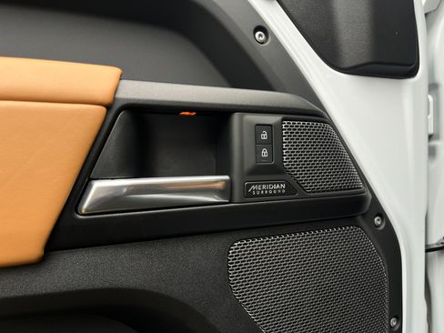 Used 2023 Land Rover Defender 110 image 46