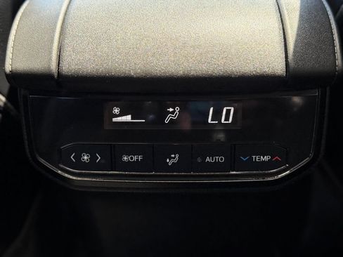 Used 2021 Toyota Highlander XLE AWD/4WD image 30