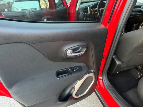 Used 2016 Jeep Renegade Latitude w/ Cold Weather Group image 17