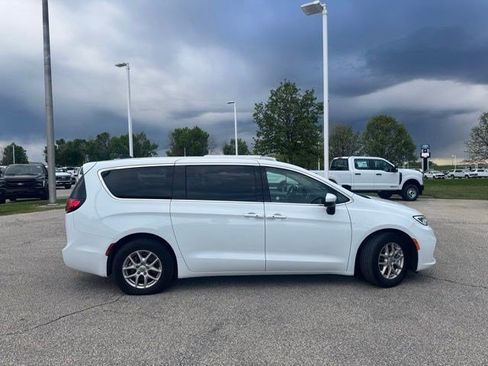 Used 2023 Chrysler Pacifica Touring-L FWD image 10