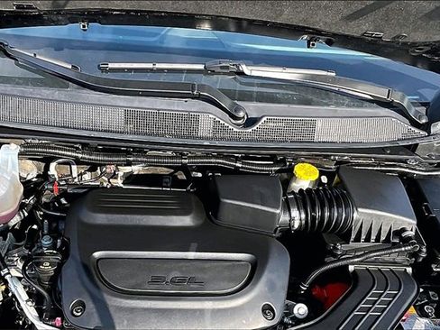 Used 2024 Chrysler Pacifica Touring-L image 9