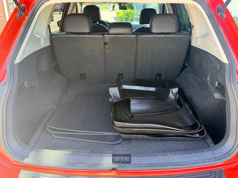 Used 2018 Volkswagen Tiguan SE AWD/4WD image 30