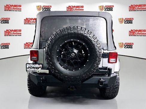 Used 2018 Jeep Wrangler Unlimited Sahara w/ Connectivity Group image 12