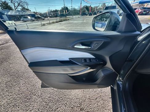 Certified 2025 Chevrolet Trax LT image 21